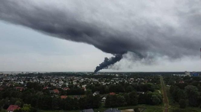 Pożar składowiska opon w Toruniu. Dym widoczny z daleka
