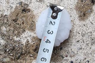 Grad wielkości zbliżonej do piłek tenisowych w Małopolsce