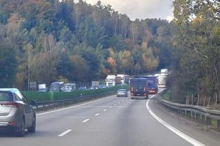 Na tym osiedlu doszło do zabójstwa sześciolatka. Pod blokiem stanęły znicze