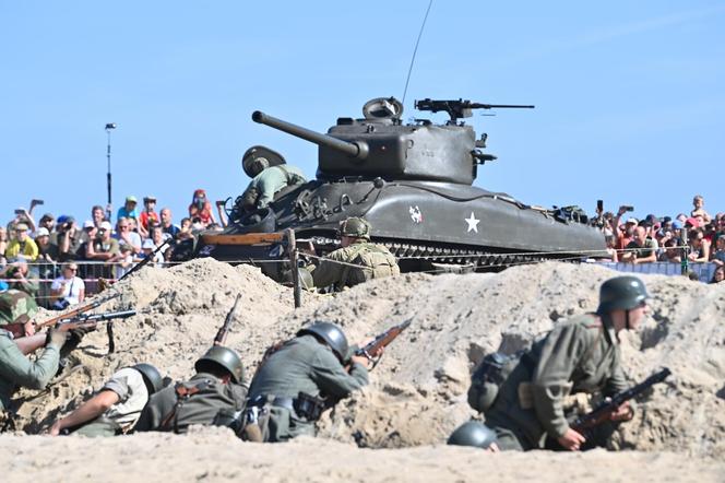 Turyści usłyszeli strzały, a czołgi wjechały na plaże. Zobaczcie zdjęcia z finałowej inscenizacji „Lądowanie na plaży”!