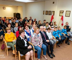 „Niech połączy nas hymn” - piękna, kolorowa premiera w siedzibie Starostwa Powiatowego