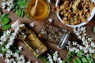 Nalewka z kwiatów akacji - przepis na cudownie aromatyczny trunek
