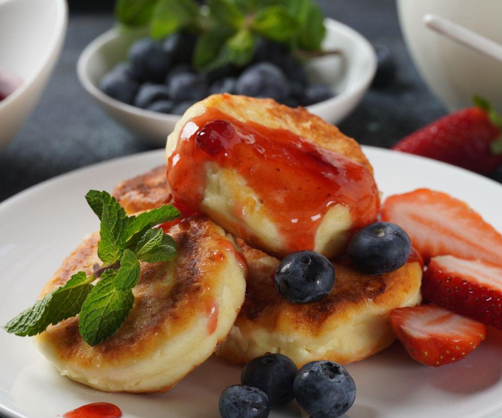 Serniczki z patelni zachwycają wybornym smakiem. Wystarczą 4 składniki i 15 minut 