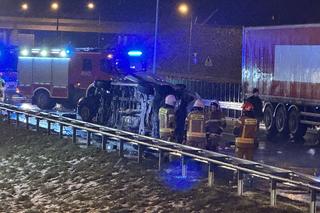 Tragedia na drodze pod Skurowem. Cztery rozbite auta, jedno na boku. Są ranni