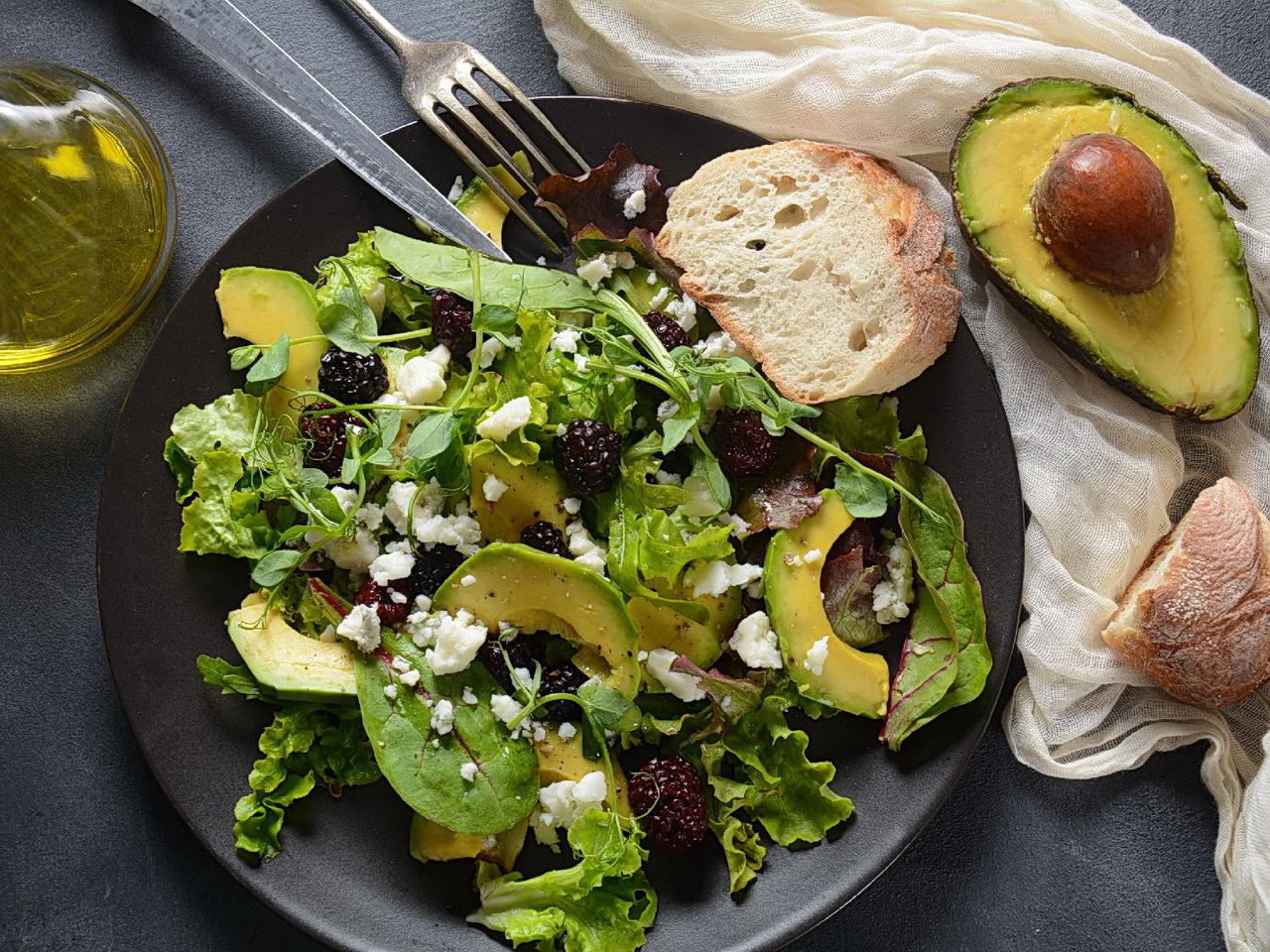 Porywająca sałatka z jeżyn i awokado - uczta dla zmysłów