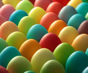 Jak malować jajka barwnikami spożywczymi? Prosty sposób na intensywne kolory!