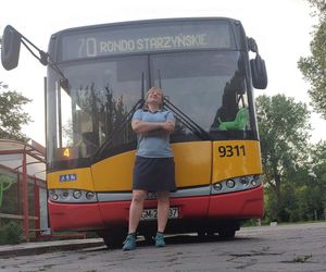  Jamnik za 799 złotych! Kierowczyni autobusu w Warszawie ukarana za maskotkę na szybie. „Chcę walczyć z tym absurdem”
