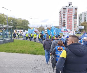 Hutnicy i koksownicy wyszli na ulice w Dąbrowie Górniczej. Apel do rządu o ratunek dla branży i tysięcy miejsc pracy