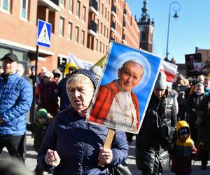 Tysiące osób na Marszu Wdzięczności za  Jana Pawła II w Gdańsku 