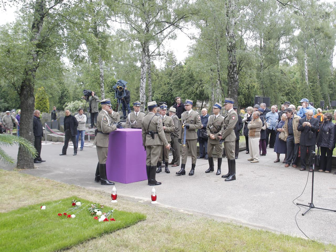 pierwsze zdjęcia z powązek - przed pogrzebem