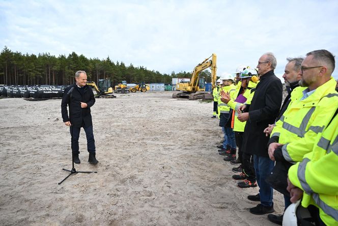 iebrowo, 15.10.2025. Premier RP Donald Tusk podczas wizyty na miejscu planowanej budowy pierwszej polskiej elektrowni jądrowej Lubiatowo – Kopalino w Biebrowie (woj. pomorskie)