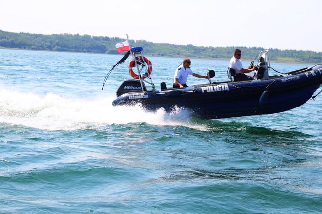 Policjanci z ratownikami Wodnego Ochotniczego Pogotowia Ratunkowego uratowali załogę żaglówki