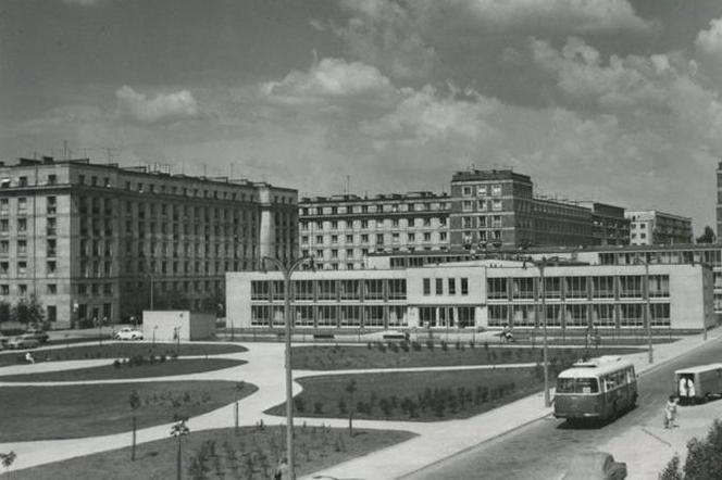 Osiedle Praga II, Plac Leńskiego, widok na przychodnię rejonową, 1974. Fot. T. Hermańczyk, zdjęcie ze zbiorów MHW