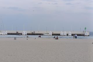 Polskie wybrzeże poza sezonem. Te plaże warto odwiedzić jesienią i zimą 