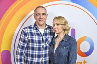 Paweł Orleański tłumaczy się ze schadzki. Tak całuje na każdym spotkaniu biznesowym?