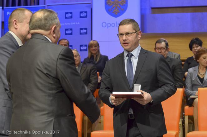 Rektor szasta pieniędzmi uczelni