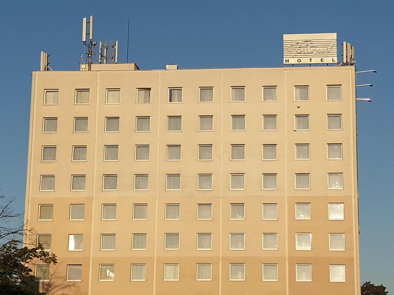 Tragedia w Płocku. Mężczyzna wypadł z okna hotelu. Czy to wypadek? Zbada to prokuratura [WIDEO]