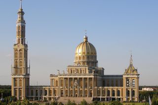 Kościół twierdzi, że nie ma pieniędzy? Ujawniono jego prawdziwy majątek. Ziemia, hotele i kamienice warte setki milionów