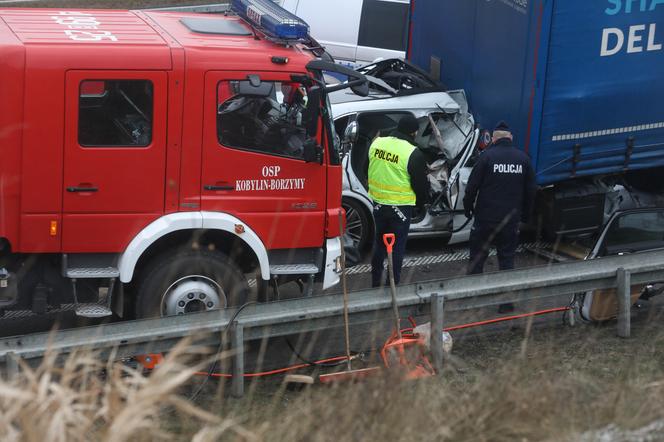 Tragiczny wypadek na S8. Nie żyje Tomasz Jakacki, prezes PSL z powiatu łomżyńskiego. Porsche zostało sprasowane 