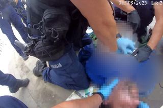 Mężczyzna spadł z muru i przestał oddychać! Heroiczna akcja policjantów
