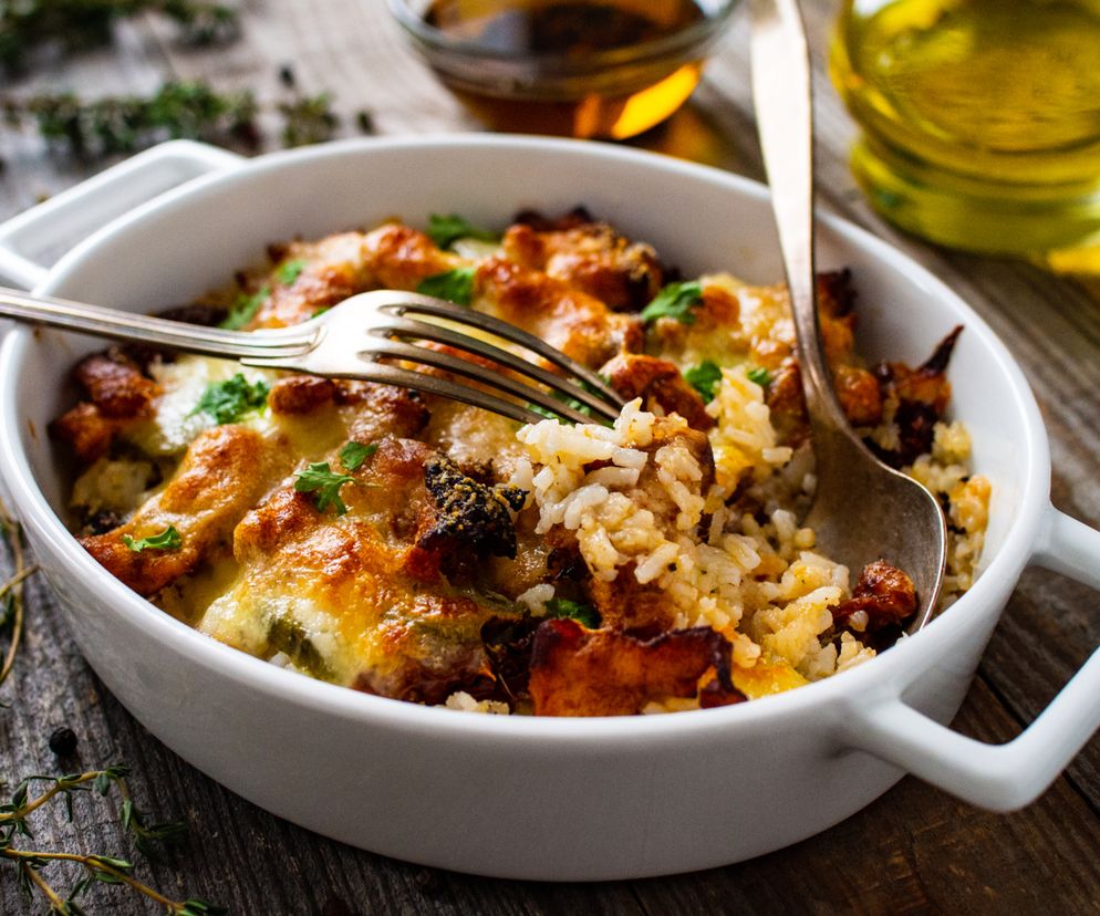 Kurczak zapiekany  w ryżu z warzywami: przepis na przepyszny obiad