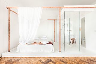 Nie można było niczego burzyć ani budować, więc wstawili mobilne łazienki. Są w hotelu Autor Rooms w zabytkowym budynku