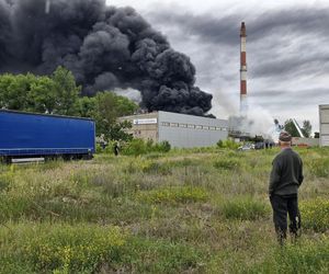 Pożar składowiska opon w Toruniu. Dym widoczny z daleka