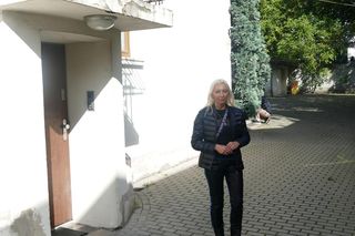 Bandzior napadł panią Natalię i zaczął ją dusić. Kobieta pogoniła drania