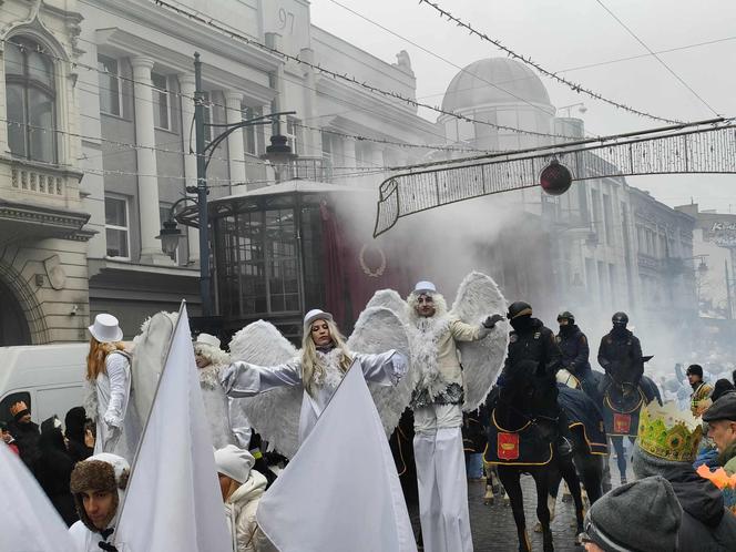 Kolorowy Orszak Trzech Króli w Łodzi. W centrum miasta pojawiło się mnóstwo osób [ZDJĘCIA]