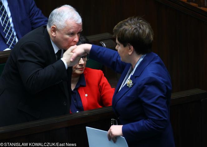 KACZYŃSKI WYCZYŚCI RZĄD SZYDŁO.