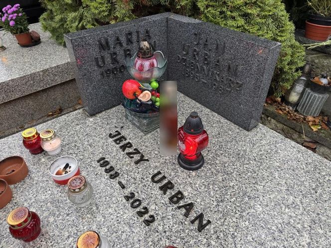 Grób Jerzego Urbana w Zaduszki. Niewiarygodne, co mu położyli na płycie!