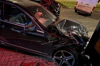 Mercedesem staranował 9 aut. Nocna demolka na Targówku