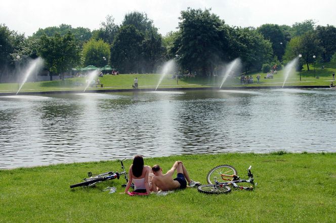 Grill, opalanie się, jazda na rowerze. Sprawdź, w których warszawskich parkach lepiej tego nie robić