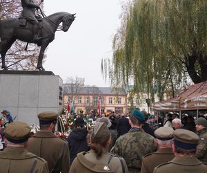  Uroczystości pod pomnikiem Józefa Piłsudskiego w Rzeszowie 