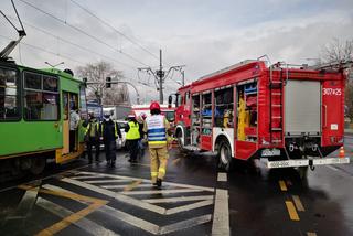 Poznań: Zderzenie tramwaju z samochodem. Kierowca ZAKLESZCZONY w aucie! 