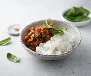 Koreański bowl z wołowiną. Słodko-ostre połączenie smaków z tajemnym składnikiem