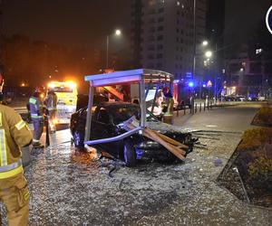 Totalna demolka na Targówku. Bmw rąbnęło w przystanek autobusowy