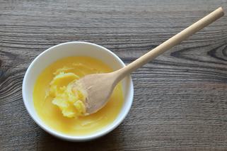 Masło klarowane: jak samodzielnie sklarować masło? [WIDEO]