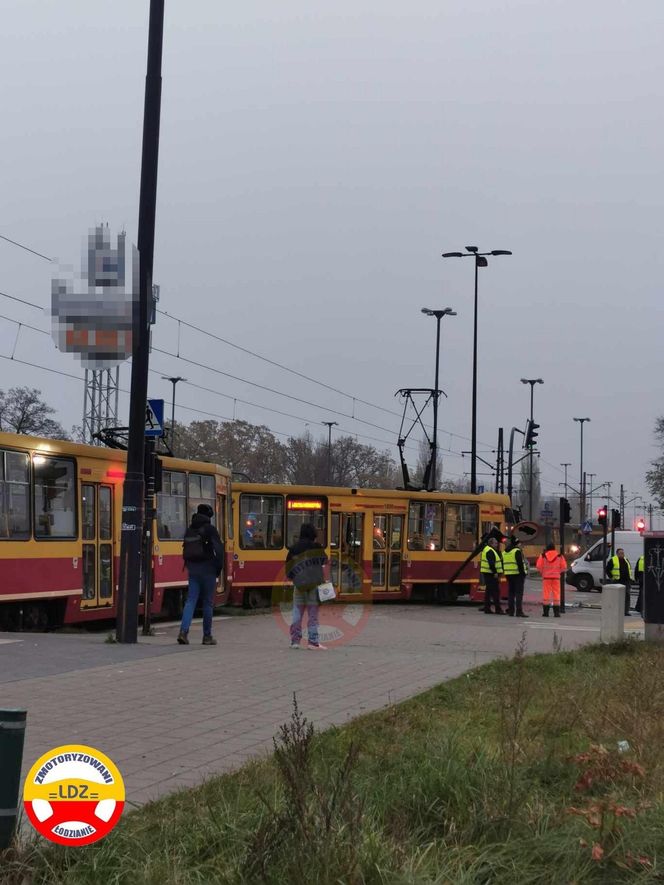 Łódź. Wypadek na skrzyżowaniu Aleksandrowskiej z Rydzową. Tramwaj zderzył się z ciężarówką [ZDJĘCIA].