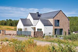 Dom z różnymi elewacjami i wysokimi wnętrzami