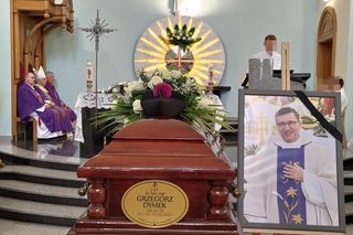 Kłobuck. Grób księdza Grzegorza Dymka. Duchowny padł ofiarą zabójstwa [ZDJĘCIA]