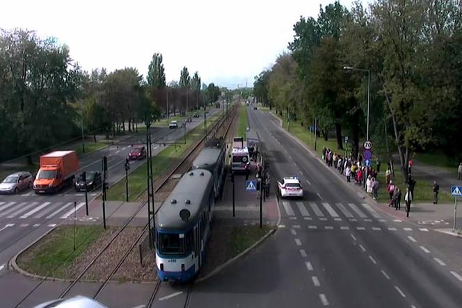 Potrącenie pieszego przez tramwaj przy przystanku M1 Al. Pokoju w kierunku Ronda Grzegórzeckiego.