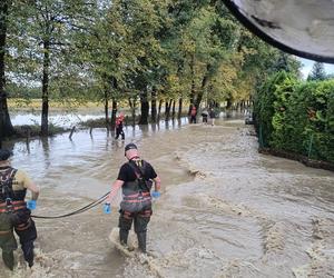 Dramat na Śląsku. Zalane miasta, zamknięte drogi, tysiące interwencji. Ewakuowano matkę z dwójką dzieci