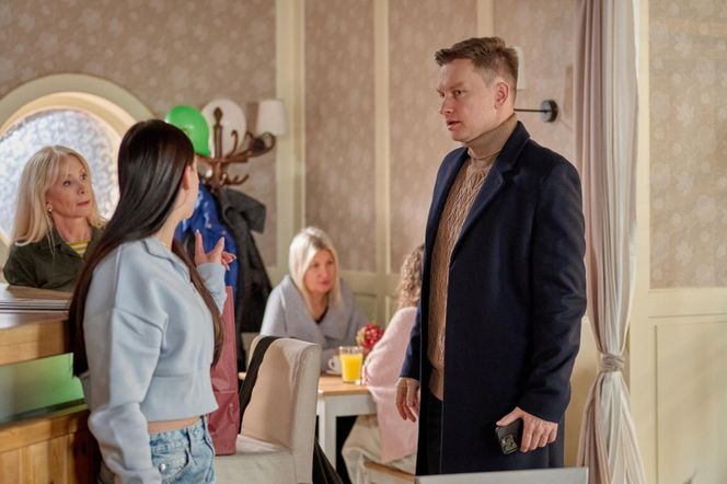 Na Wspólnej odc. 4007: Igor (Jakub Wesołowski), Julka (Maja Oświecińska), Ewa (Ewa Gawryluk)