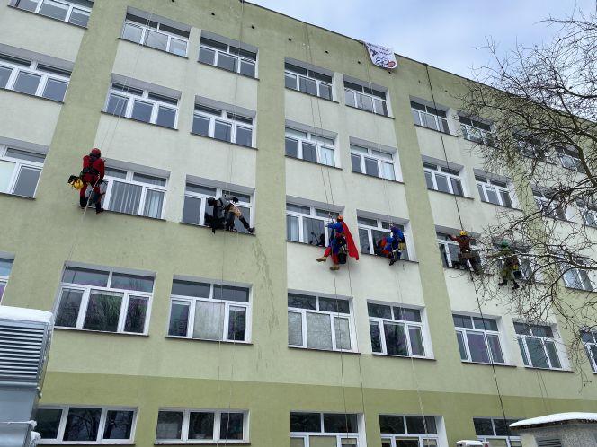 Finał WOŚP 2021 Gdańsku. Alpiniści umyli okna w szpitalach 31.01.2021