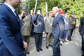 Generałowie wciąż salutują Macierewiczowi