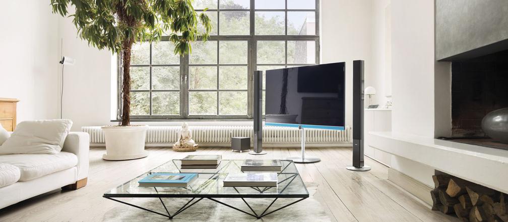 Kino domowe w salonie: duży telewizor czy projektor? Wady i zalety!