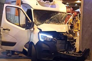Wypadek w Katowicach pod dworcem PKP. Kierowca wjechał w filar tunelu