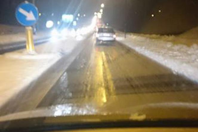 Atak zimy na Śląsku: Warunki na drogach są fatalne. Popołudniowy szczyt to koszmar [ZDJĘCIA]