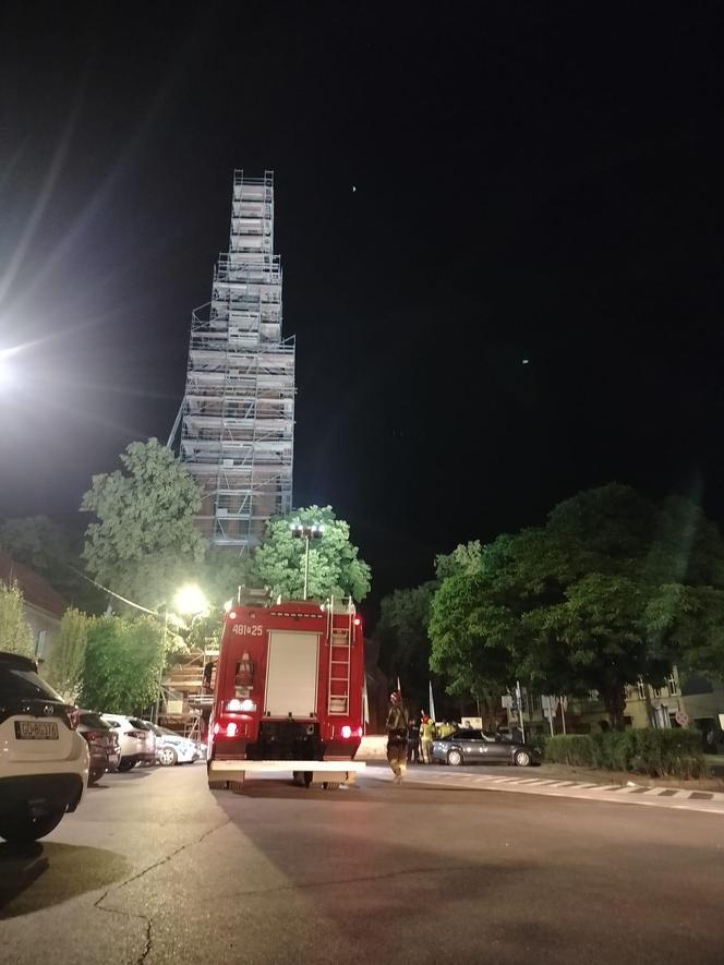 ​Młody mężczyzna wdrapał sie na rusztowanie przy wieży kościoła w Czempiniu. Był pijany [ZDJĘCIA]